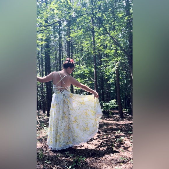 Yellow Floral & Lace Cottagecore Backless Vintage Bedsheet Dress w/Pockets - Picture 3 of 9